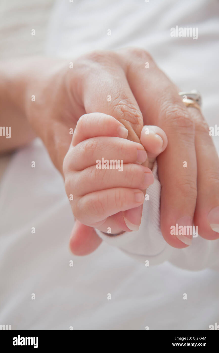Mütter Hand hält Baby jungen hand Stockfoto