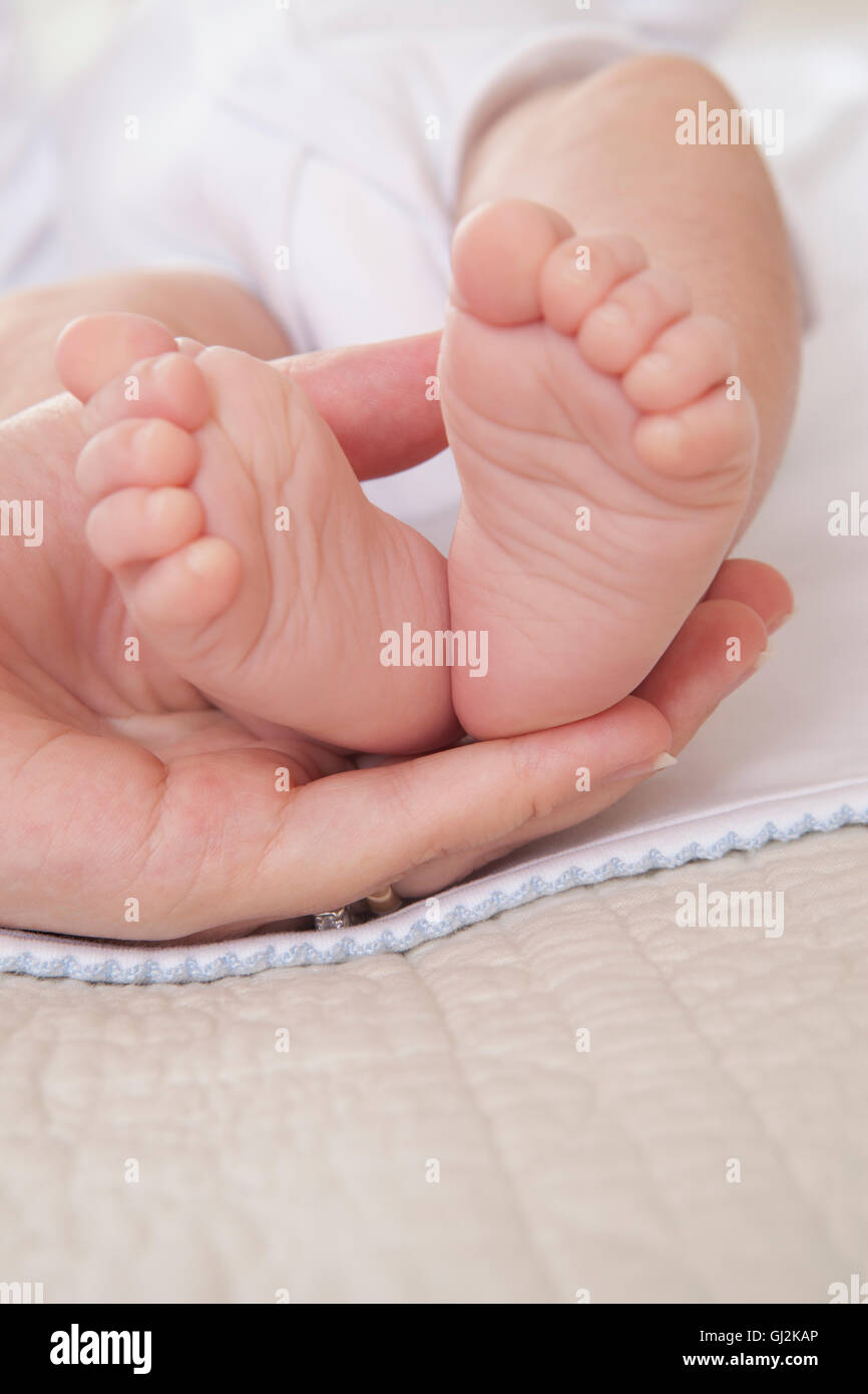 Mütter Hand hält Baby jungen Füße Stockfoto Mütter Hand hält Baby jungen Füße Stockfoto