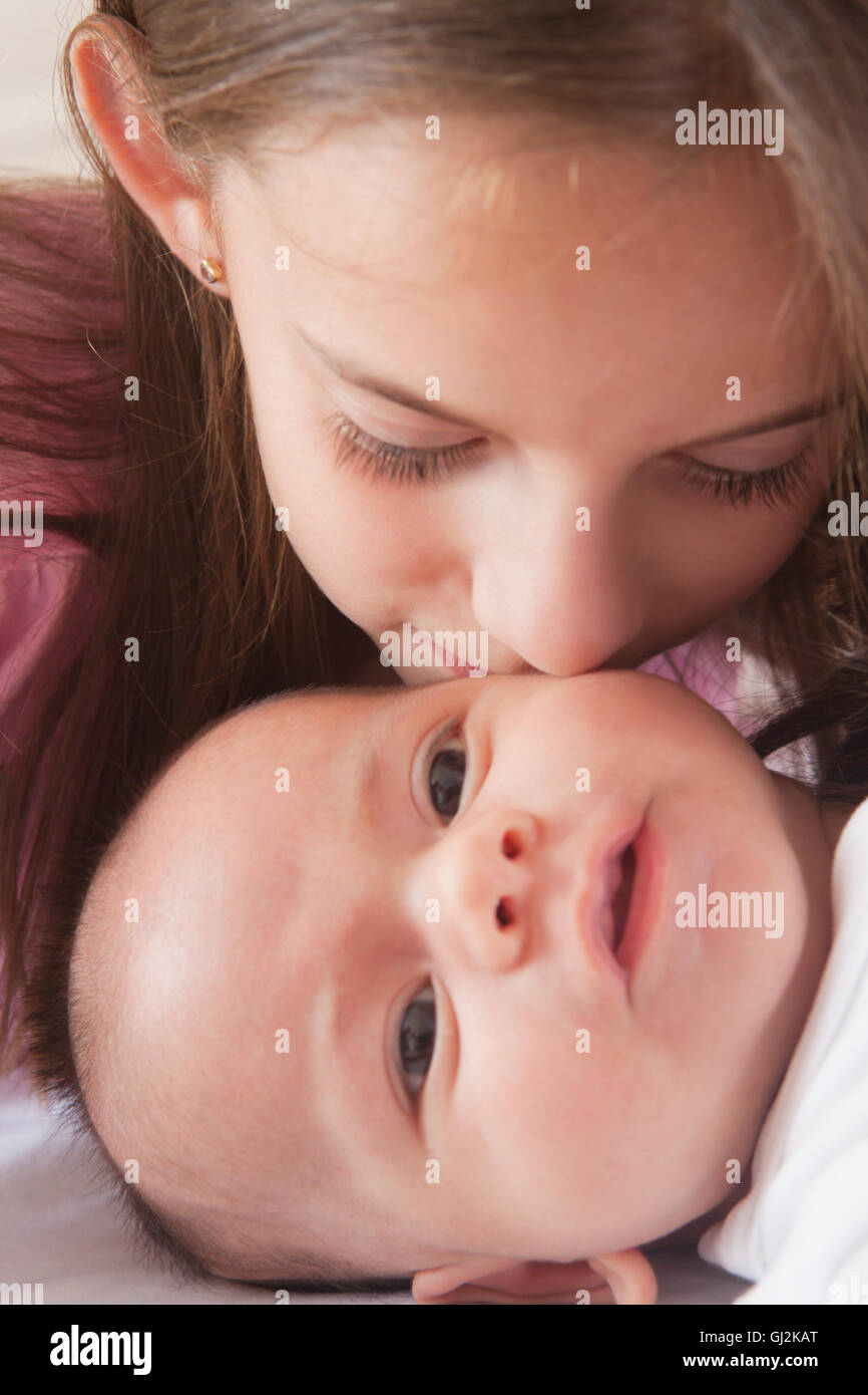 Mädchen küssen Baby junge Stockfoto
