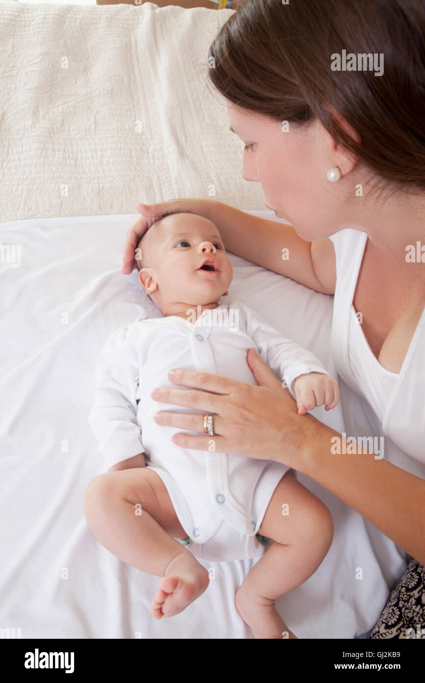 Beruhigende Baby junge Mutter Stockfoto