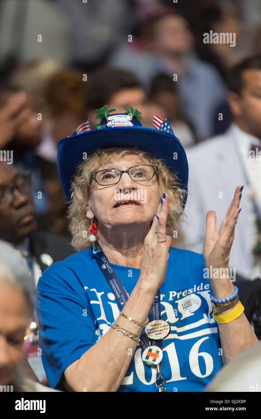 Ein Florida-Delegat, Unterstützung von Hillary Rodham Clinton am dritten Tag von der Democratic National Convention im Wells Fargo Center 27. Juli 2016 in Philadelphia, Pennsylvania. Stockfoto