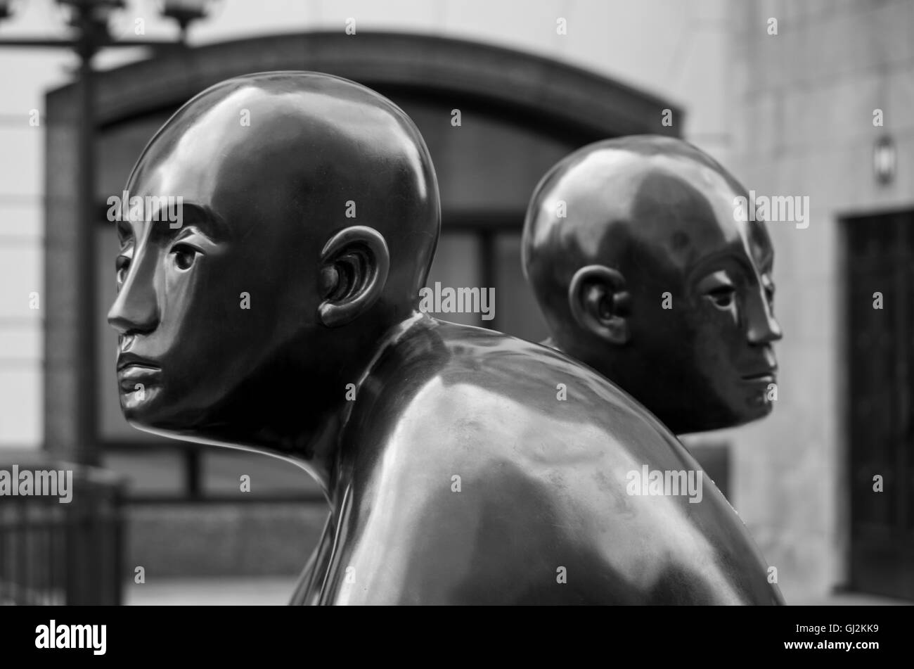 ein Bild von 2 Statuen in verschiedene Richtungen und traurig / voller Gedanken Stockfoto