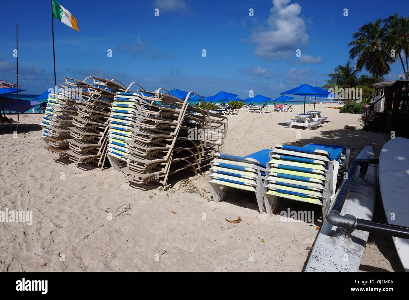 Sonnenliegen auf Dover Beach, Barbados gestapelt Stockfoto