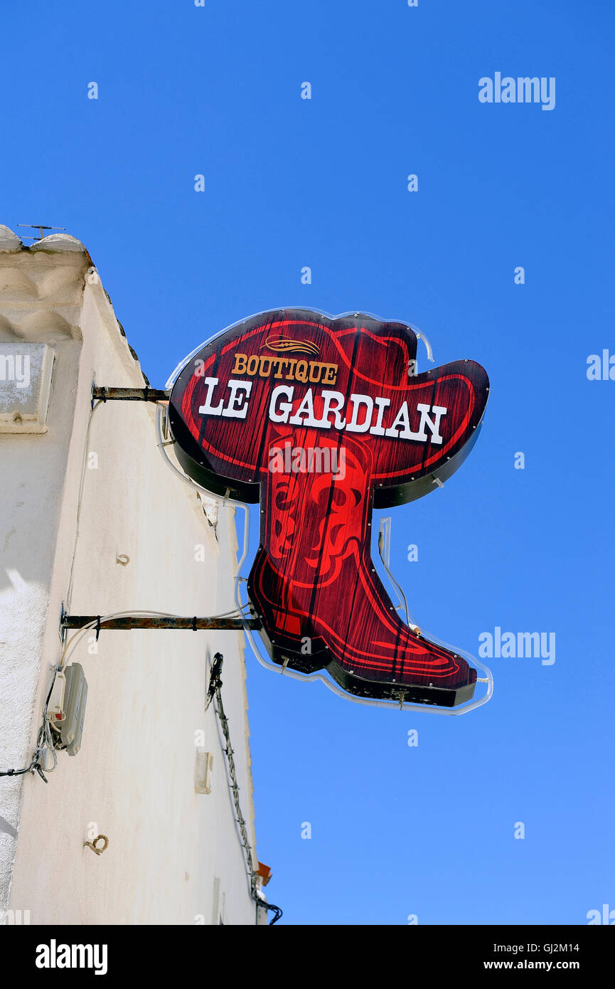 "The Guardian" in Saintes-Maries-de-la-Mer in der Camargue, spezialisiert in Lederwaren, Schuhe, Hüte und andere Accessoires Shop Stockfoto