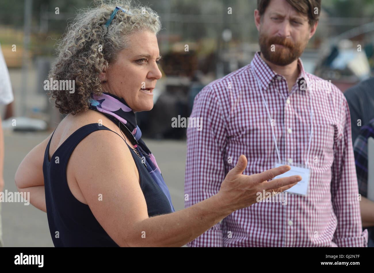 Kara Mertz, Environmental Project Manager für die Stadt von Boulder, Gesten als sie spricht während der Stadtrundfahrt "obdachlos durch." Stockfoto
