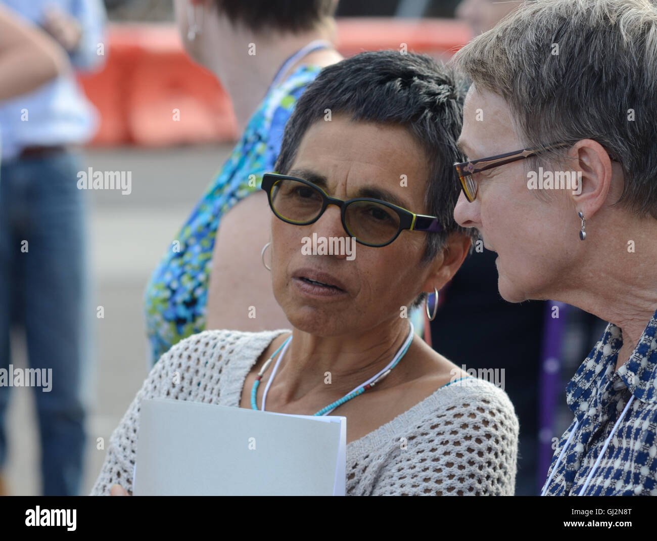 Boulder City Council Mitglied Mary Young (L) während unserer Eigenschaften, die verwendet werden könnte, Obdachlose Dienstleistungen anzubieten. Stockfoto