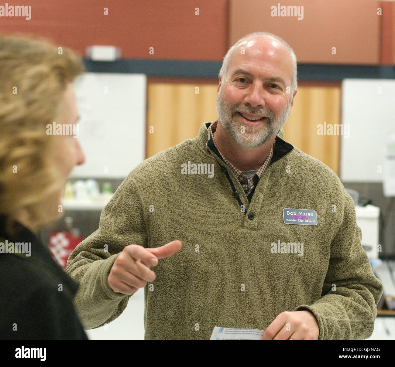 Boulder City Council-Mitglied Bob Yates Gesten während der öffentlichen Sitzung, Eingang über Gehäuse und Nachbarschaft Anliegen zu sammeln. Stockfoto