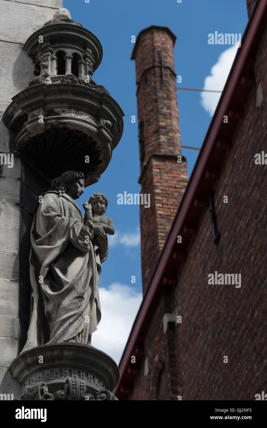 Mutter und Kind (Maria und das Kind Christ) Steinschnitt schmücken eine Außenwand eines Gebäudes in Brügge. Stockfoto