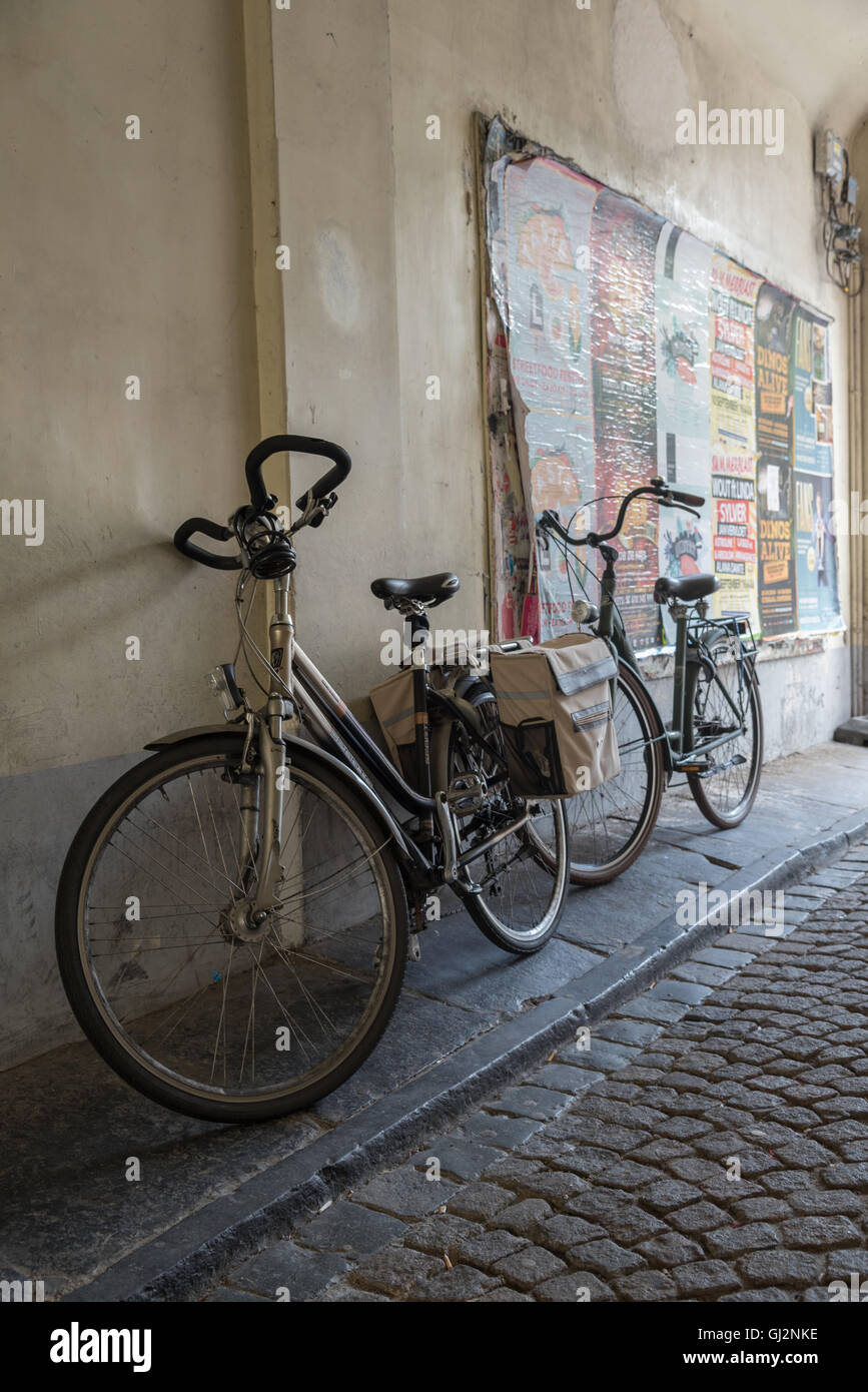 Zwei Fahrräder lehnte sich gegen eine Wand in einer Gasse von Brügge, Belgien. Stockfoto