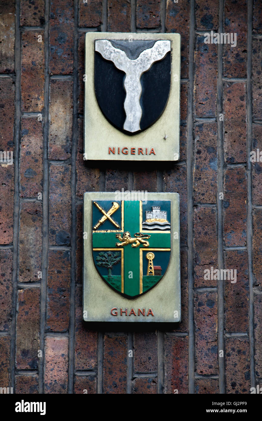 Die nationalen Wappen/Wappen/Embleme von Ghana und Nigeria als an der Außenseite des internationalen Halle angezeigt. London Stockfoto