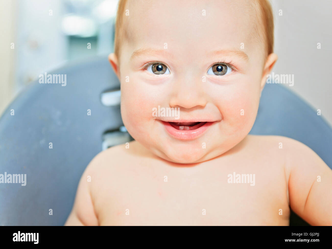 Eine hungrige sechs Monate altes Baby feste Nahrung Stockfoto