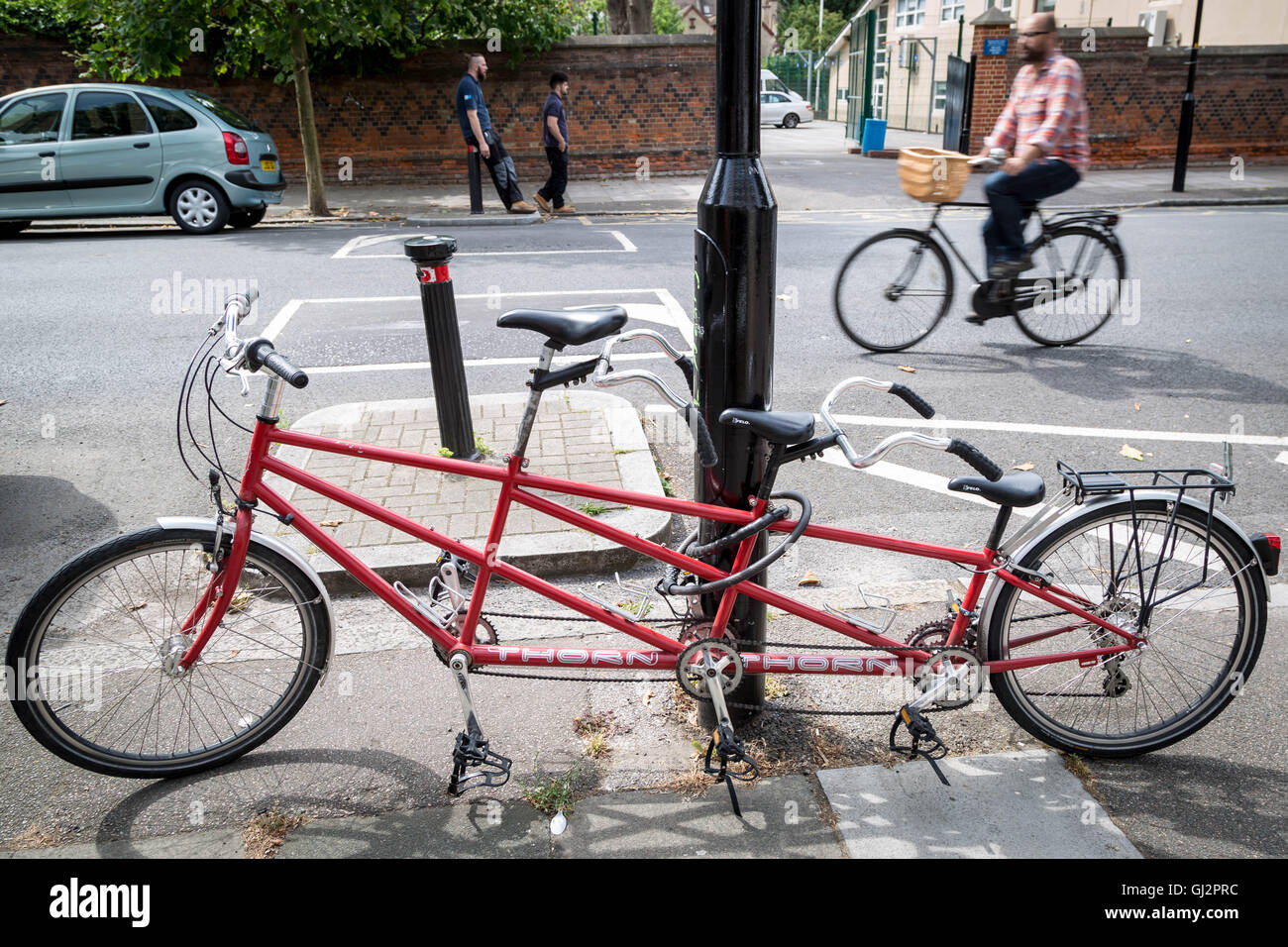 Ein Triplett-Zyklus gesehen auf den Straßen von Süd-London, UK. Stockfoto