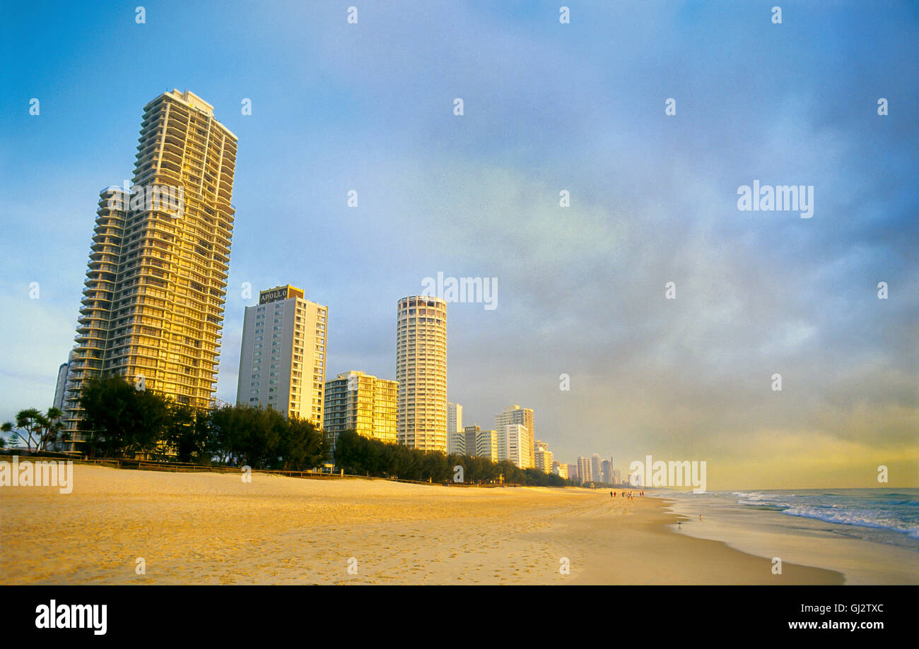 Surfers Paradise Beach, Gold Coast, Queensland, Australien, im Morgengrauen. Stockfoto
