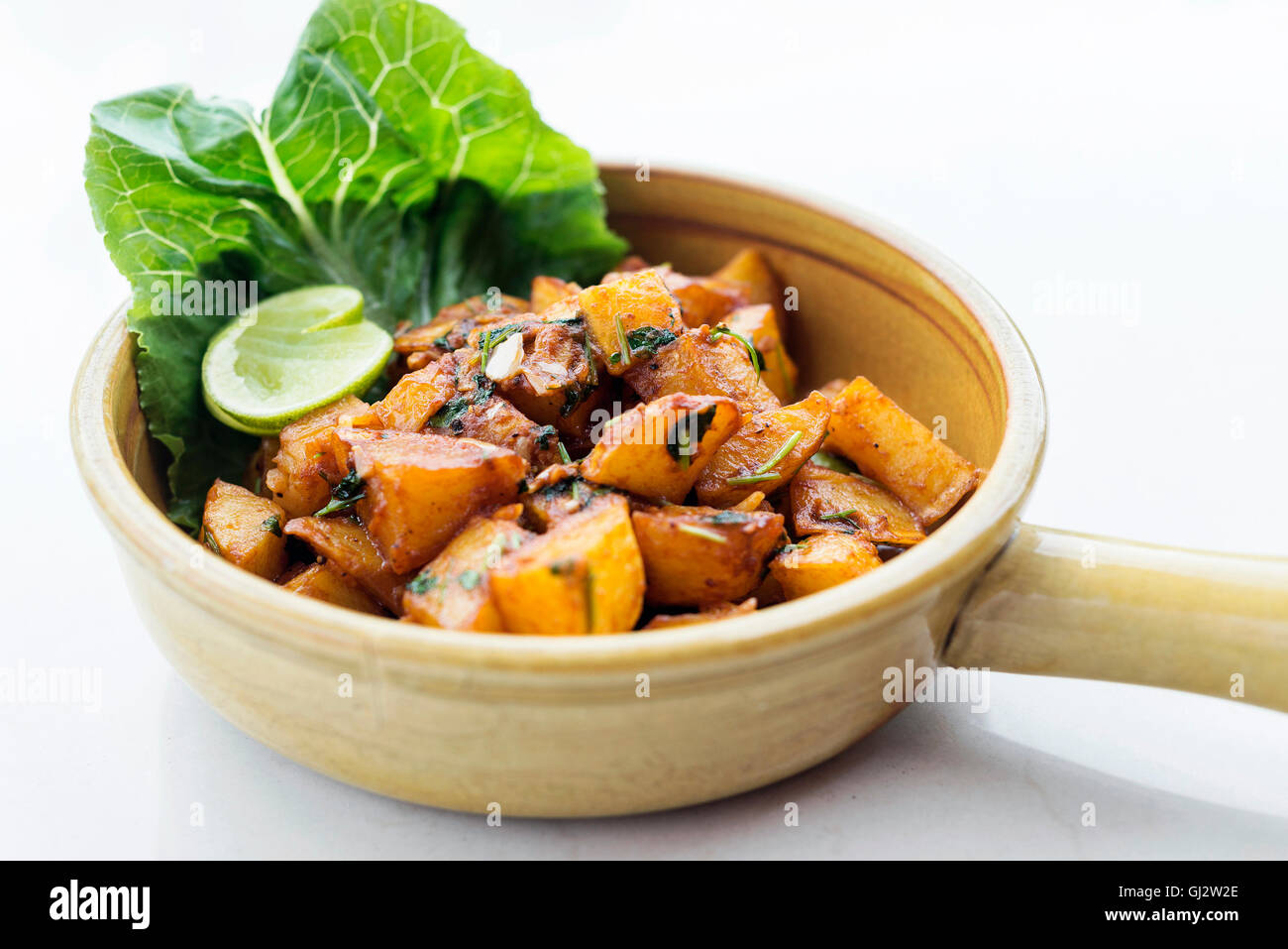 Batata Harra libanesischen orientalisch würzig gebratenen Knoblauch Kräuter Kartoffel Snack Essen Stockfoto