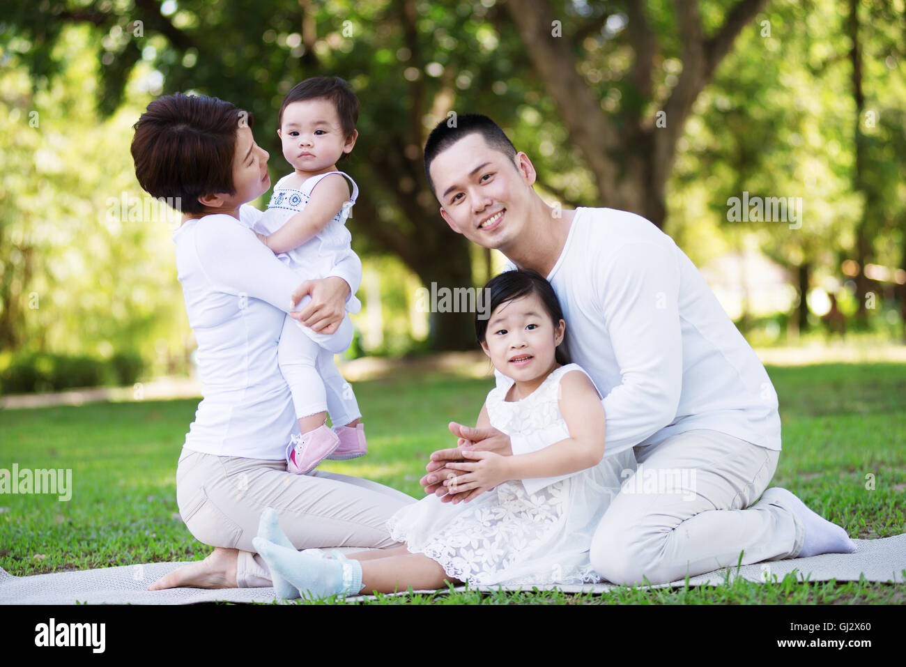 Junge asiatische Familie im Park. Stockfoto