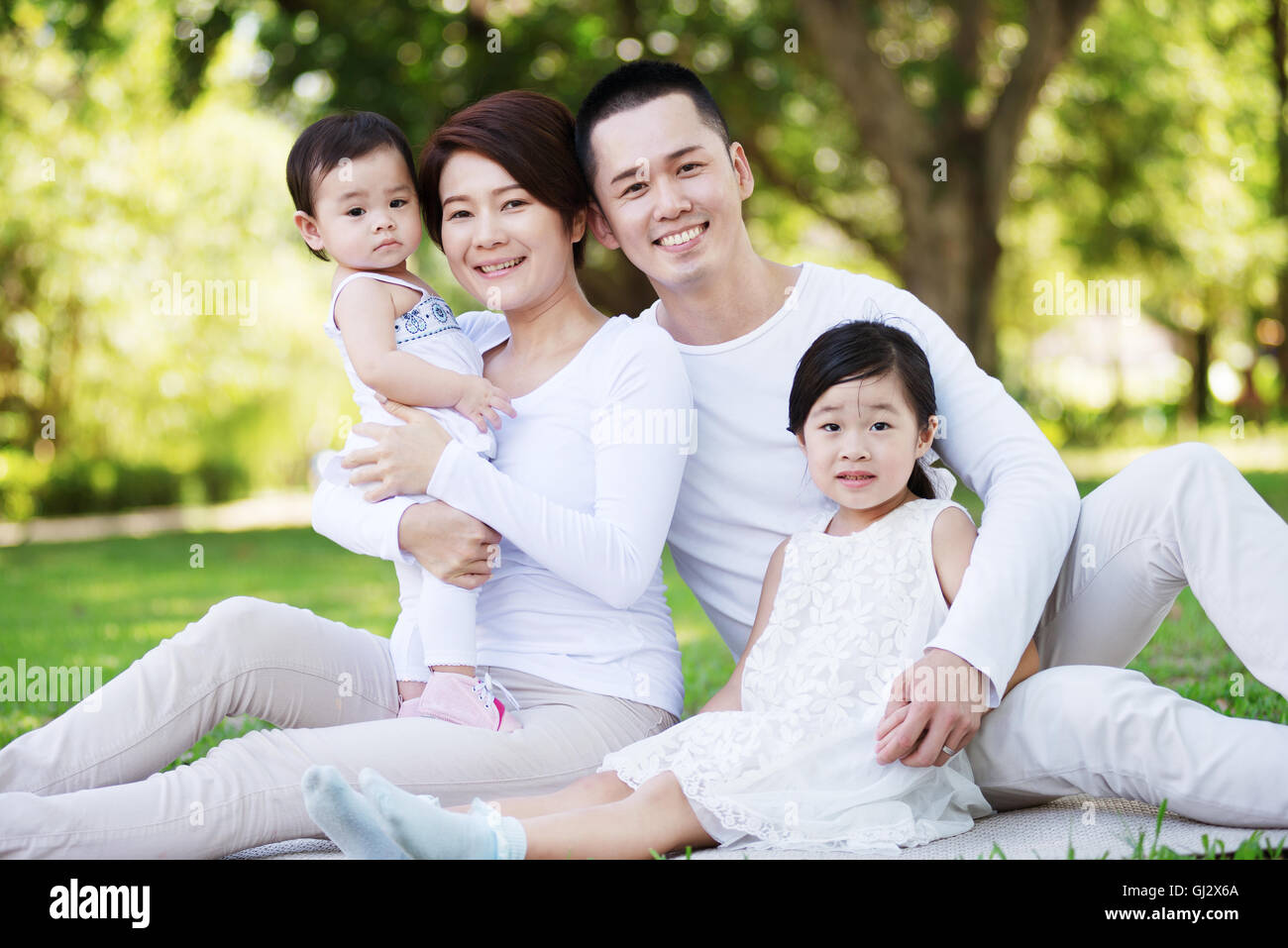 Junge asiatische Familie im Park. Stockfoto