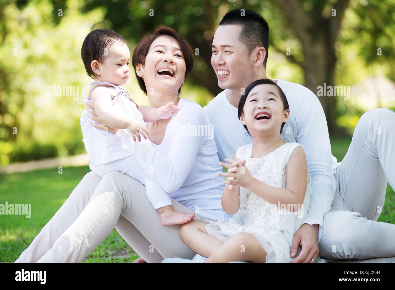Asiatische Familienglück im Park. Stockfoto