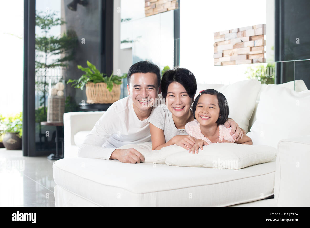 Junge asiatische Familie zusammen zu Hause. Stockfoto