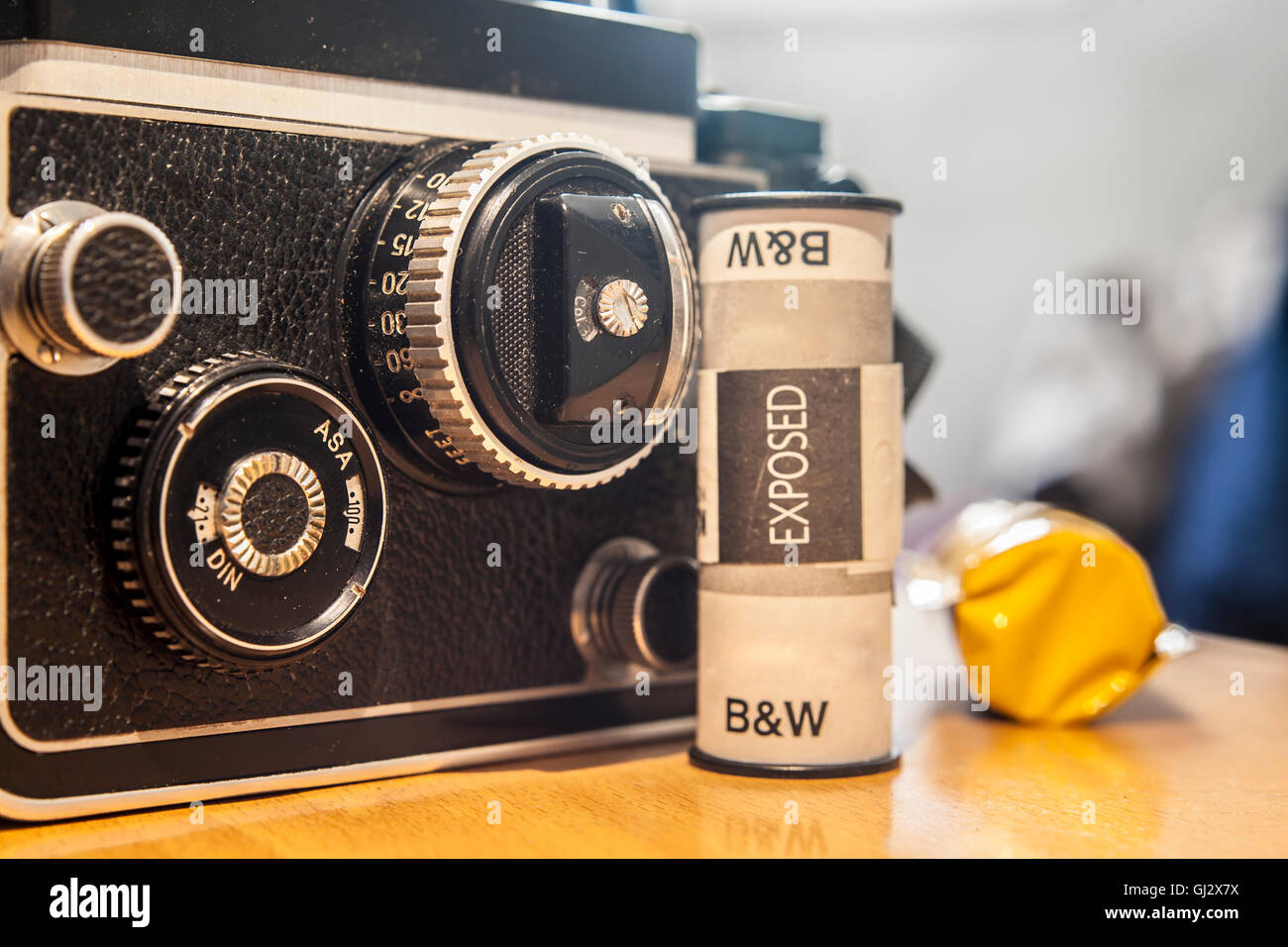 Antike TLR oder Twin-Lens Reflex Kamera mit schwarzen und weißen Filmrolle Stockfoto