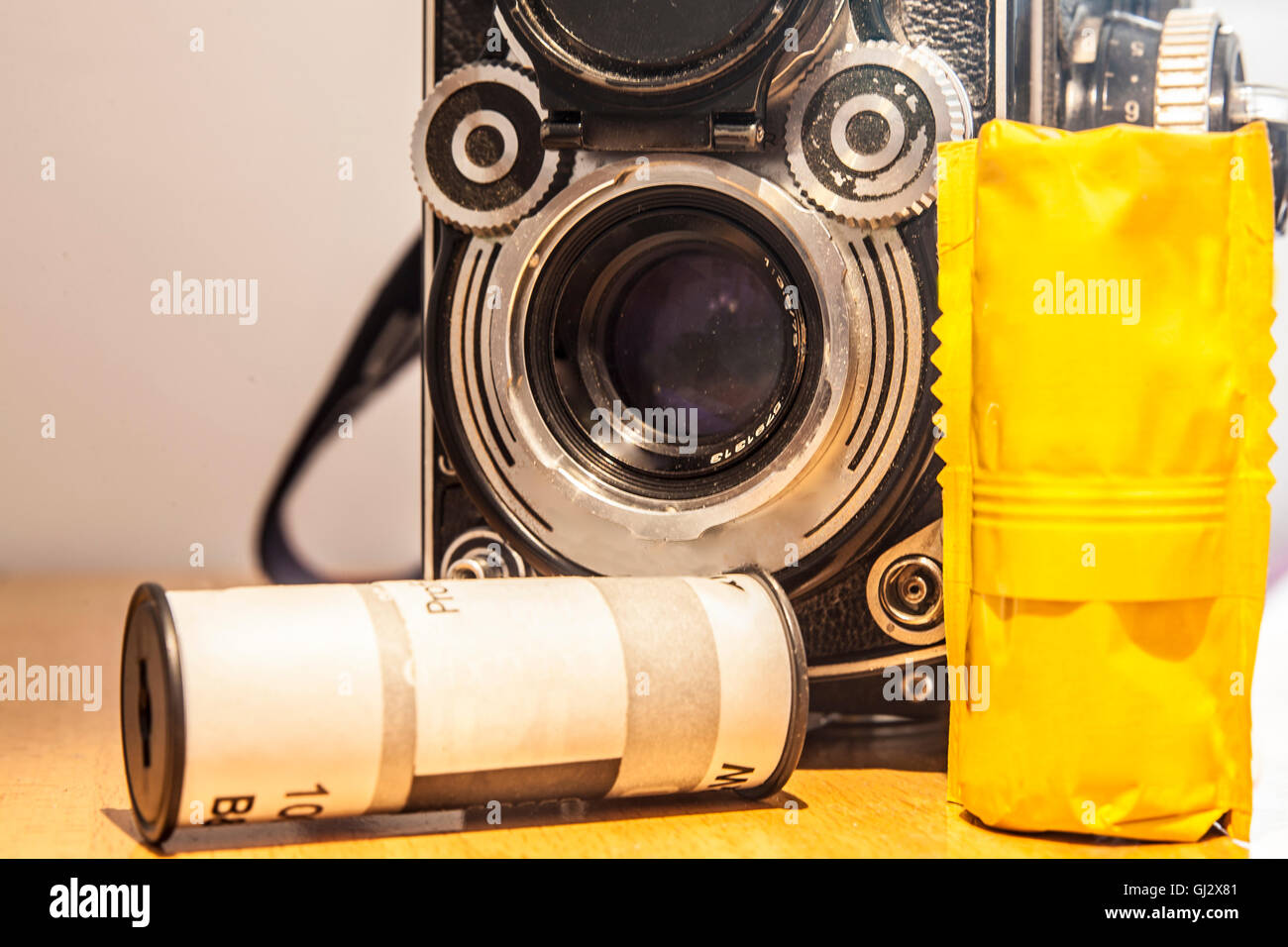 Antike TLR oder Twin-Lens Reflex Kamera mit schwarzen und weißen Filmrolle Stockfoto