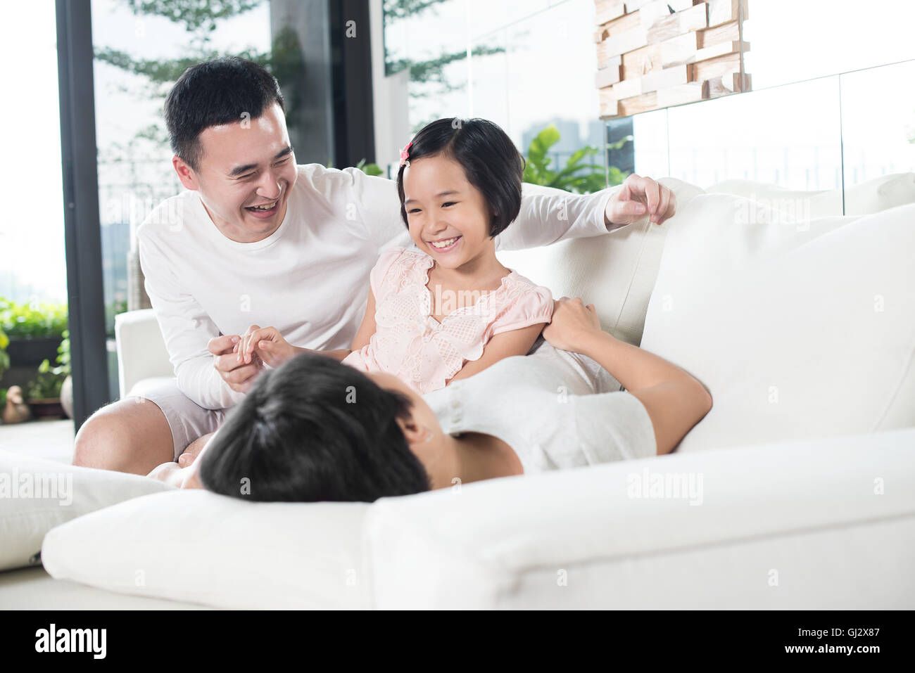 Young Asian paar verbringt viel Zeit mit ihrem Kind Stockfoto