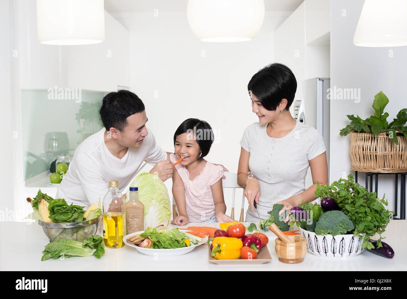 Asiatische Familienglück Zubereitung von Speisen in der Küche. Stockfoto