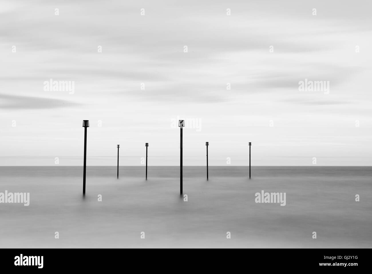 Minimalistische Meer Landschaftsbild in schwarz und weiß der Warnung Beiträge Stockfoto