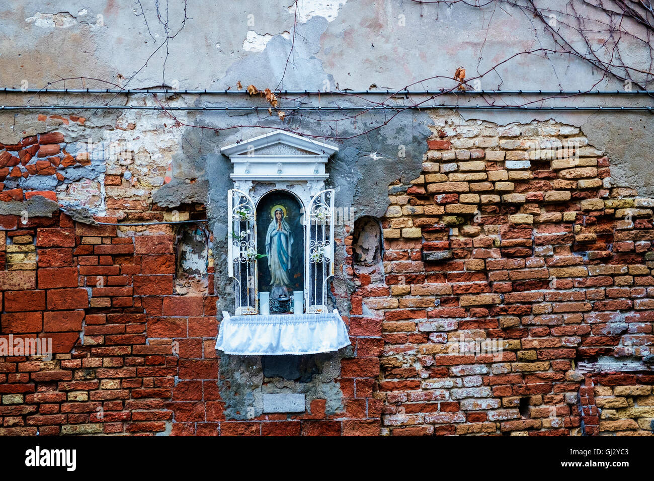 Christliche Kapelle an der Fassade eines Hauses in Venedig. Stockfoto