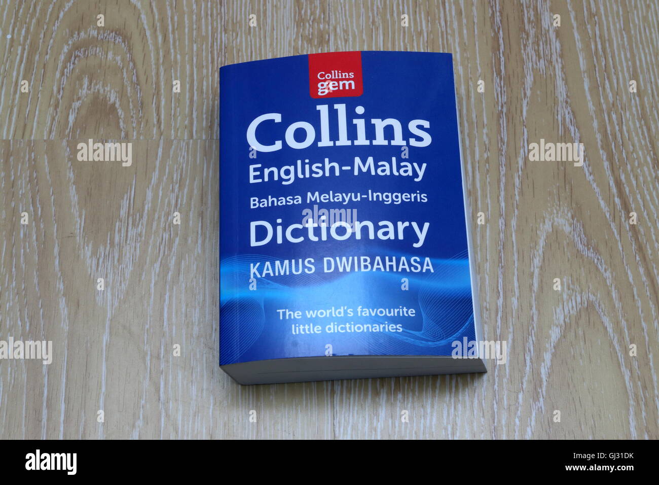 Collins Englisch - malaiischen Wörterbuch auf hölzernen Hintergrund Stockfoto