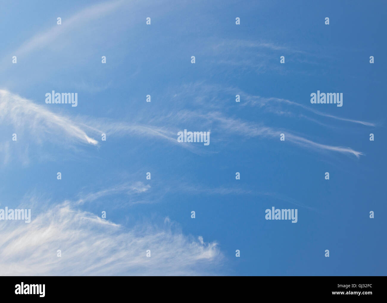blauer Himmel mit Wolken-Hintergrund Stockfoto