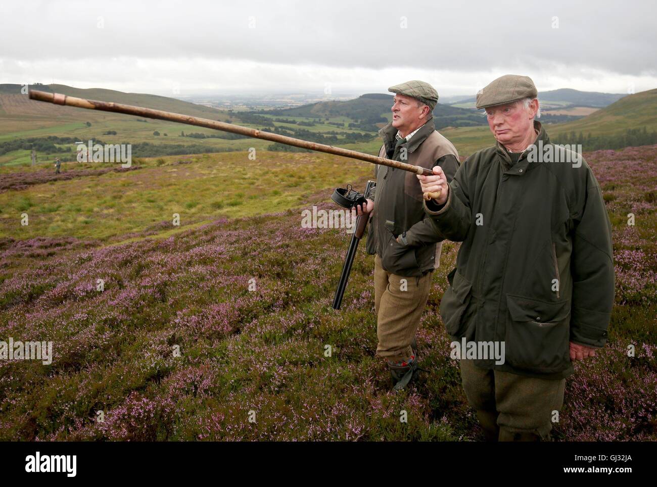 Starkoch Nick Nairn mit (rechts) Eigentümer Bill Drummond Moray auf eine Grouse moor wie trat er einer Jagdgesellschaft auf dem Abercairny Anwesen in der Nähe von Crieff, Perthshire, auf die glorreiche zwölften, für den Beginn der die Moorhühner schießen Saison. Stockfoto