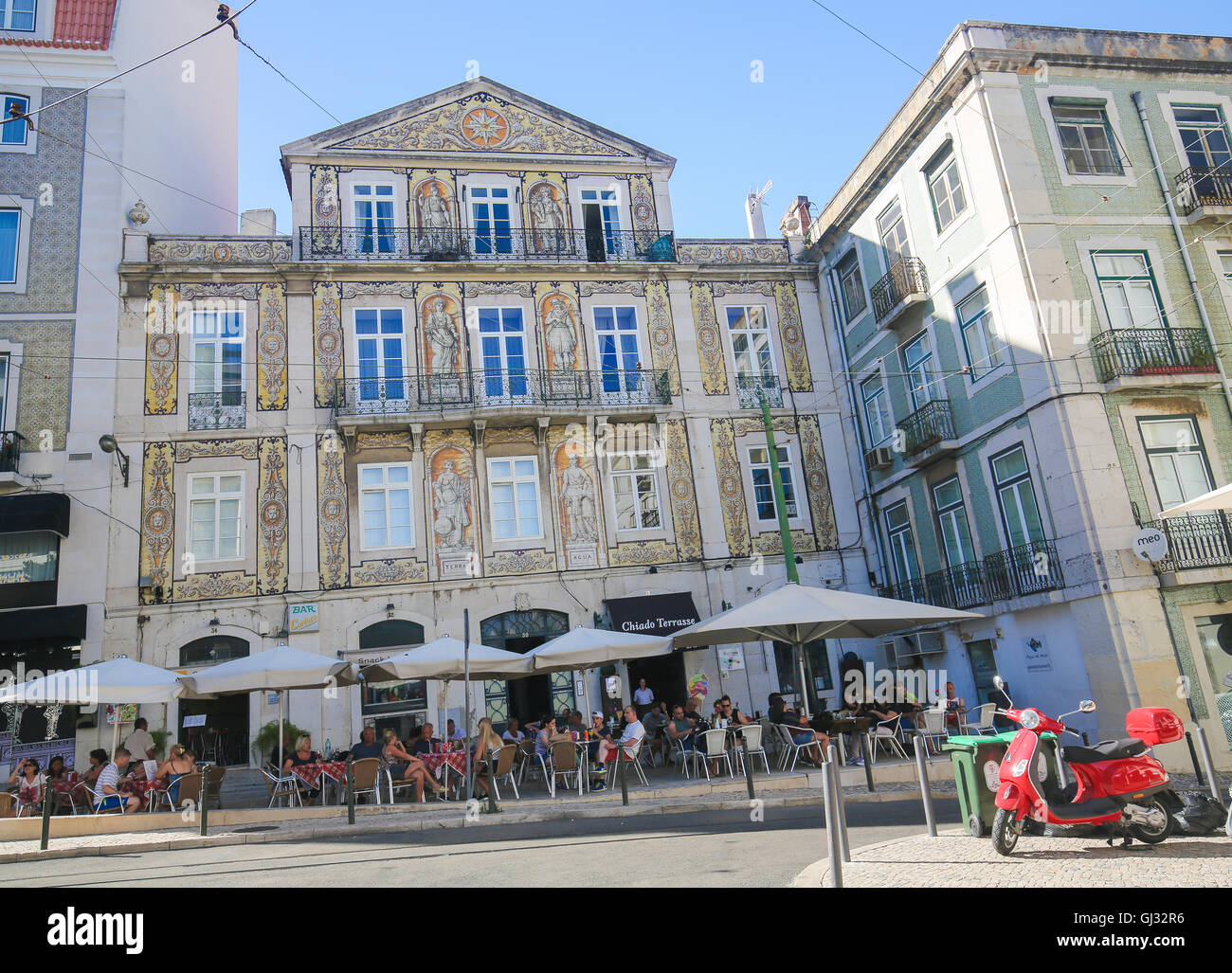Lissabon, PORTUGAL - 13. Juli 2016: Typische Architektur und eine Bar im Bairro Alto, einem zentralen Stadtteil von Lissabon, Portugal Stockfoto