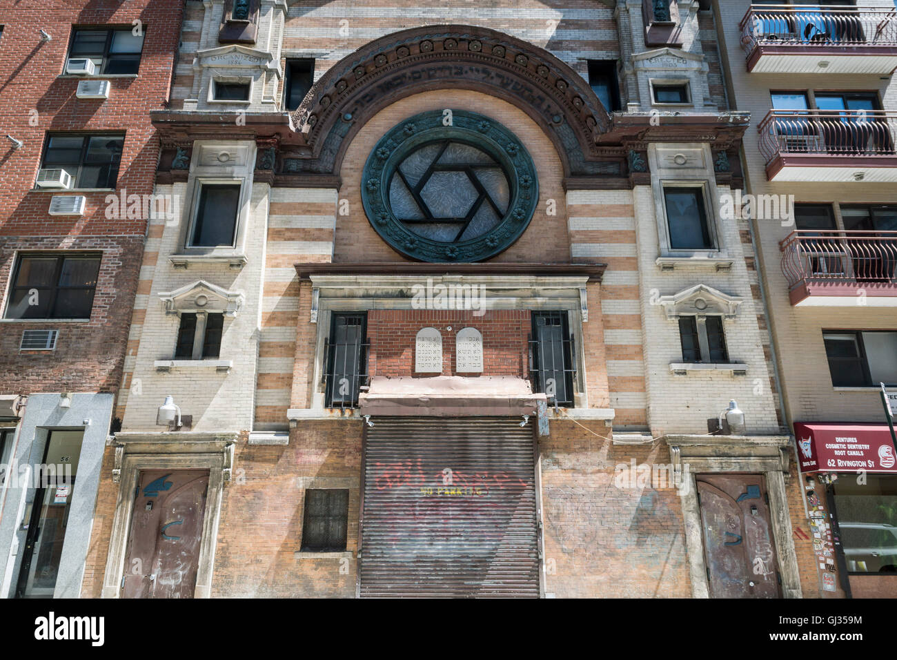 Adath Jeshurun Jassy Synagoge auf Rivington Street, Lower East Side, New York, ist jetzt Wohnungen und Künstlerateliers Stockfoto