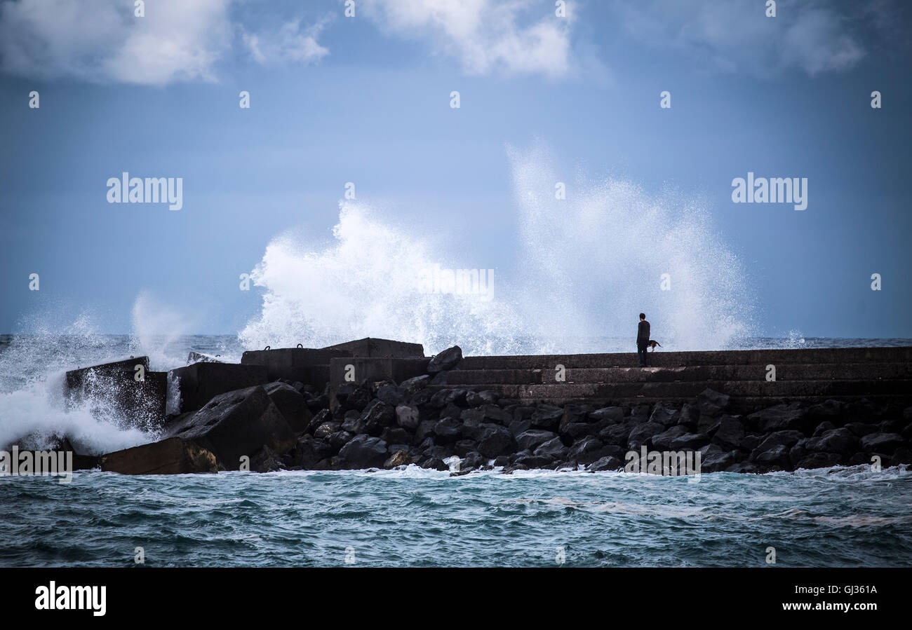 Stein Wellenbrecher mit brechenden Wellen. Europa Stockfoto