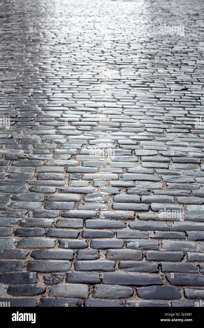 Dunkel grau gepflasterten Straße mit Reflexion nach Regen Stockfoto