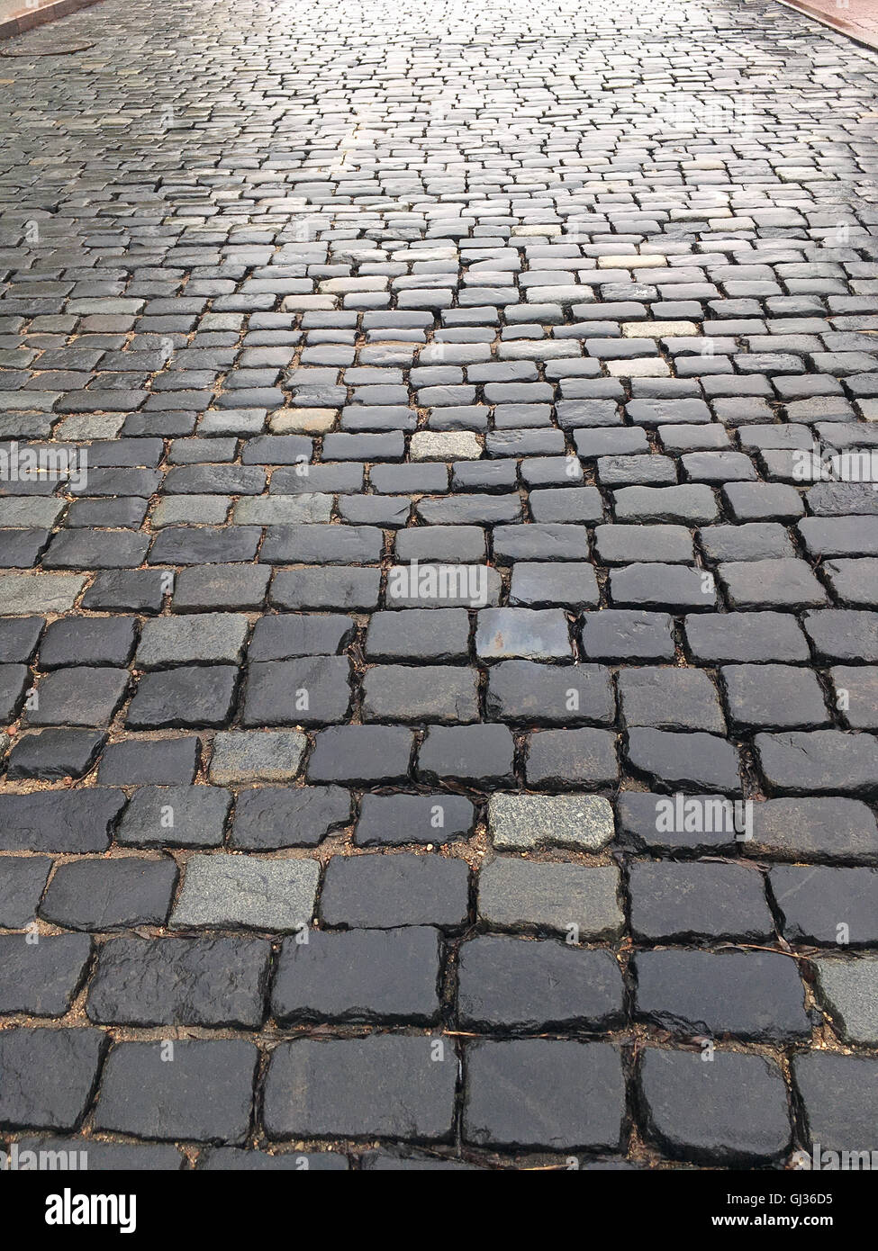 alte nasse Granit gepflasterten Straße als Textur-Hintergrund Stockfoto