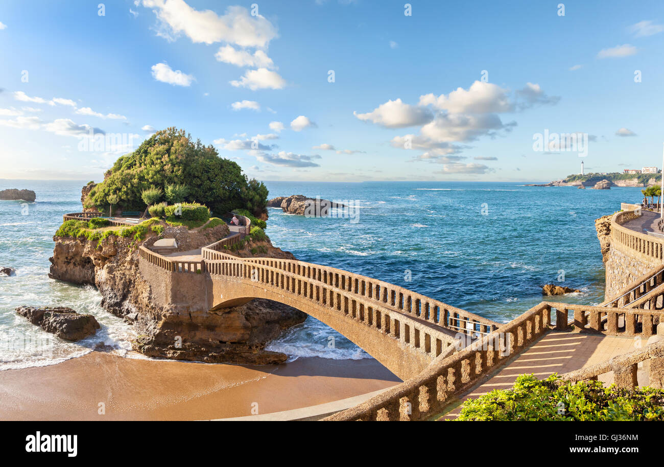 Brücke auf die kleine Insel in der Nähe Küste in Biarritz, Frankreich Stockfoto
