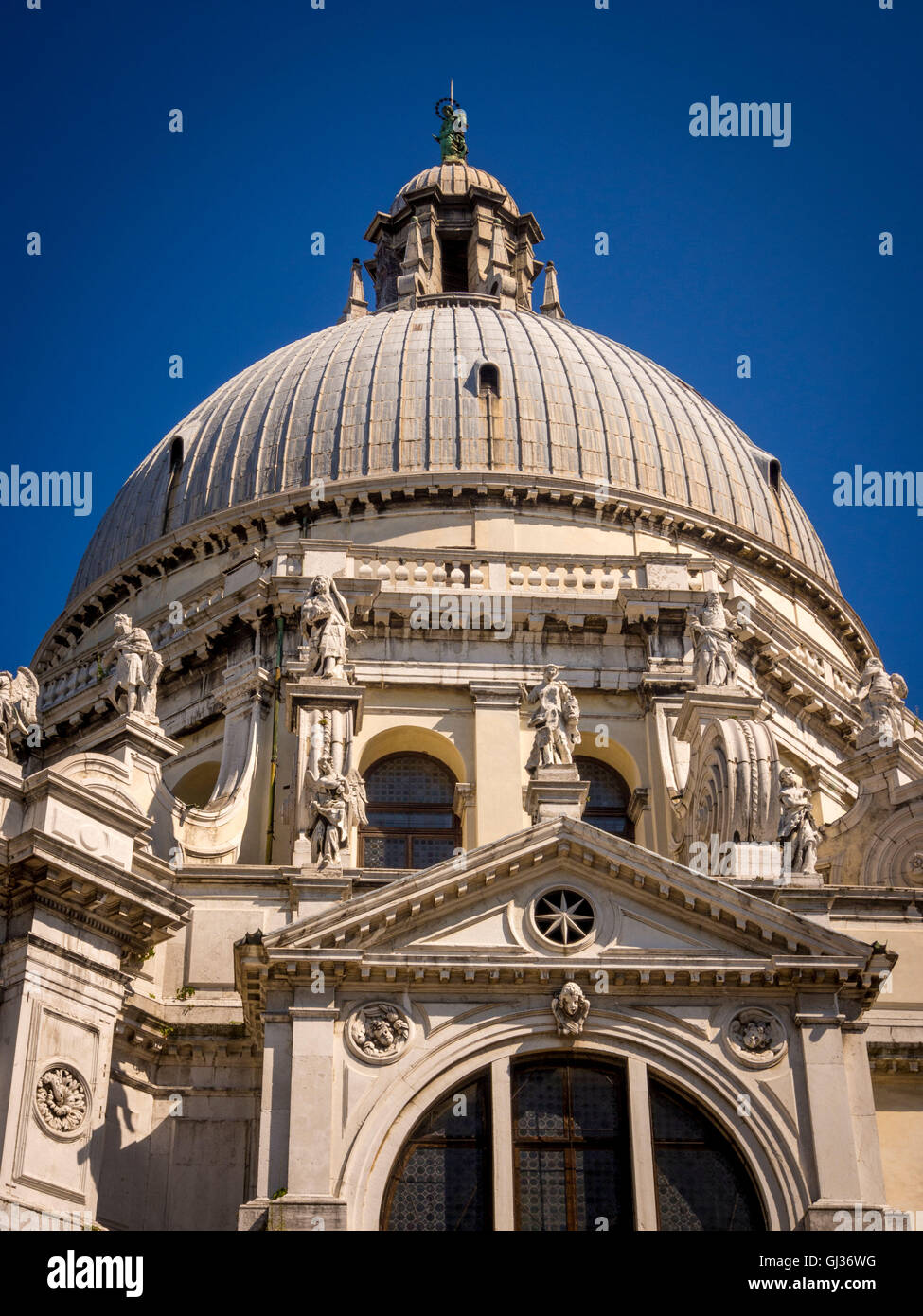 Außenansicht der Eingang und die Kuppel der Kirche Santa Maria della Salute, Venedig, Italien. Stockfoto