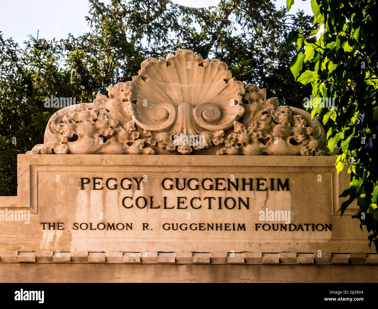 Geschnitzten Stein Eingang zum Palazzo Venier dei Leoni, Peggy Guggenheim Collection, Venedig, Italien. Stockfoto