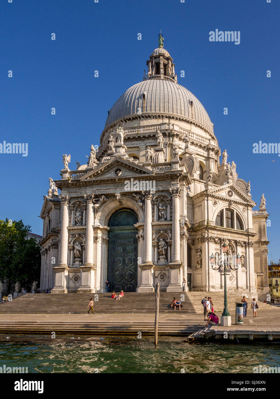 Fassade der Kirche Santa Maria della Salute, mit den Canal im Vordergrund. Venedig, Italien. Stockfoto