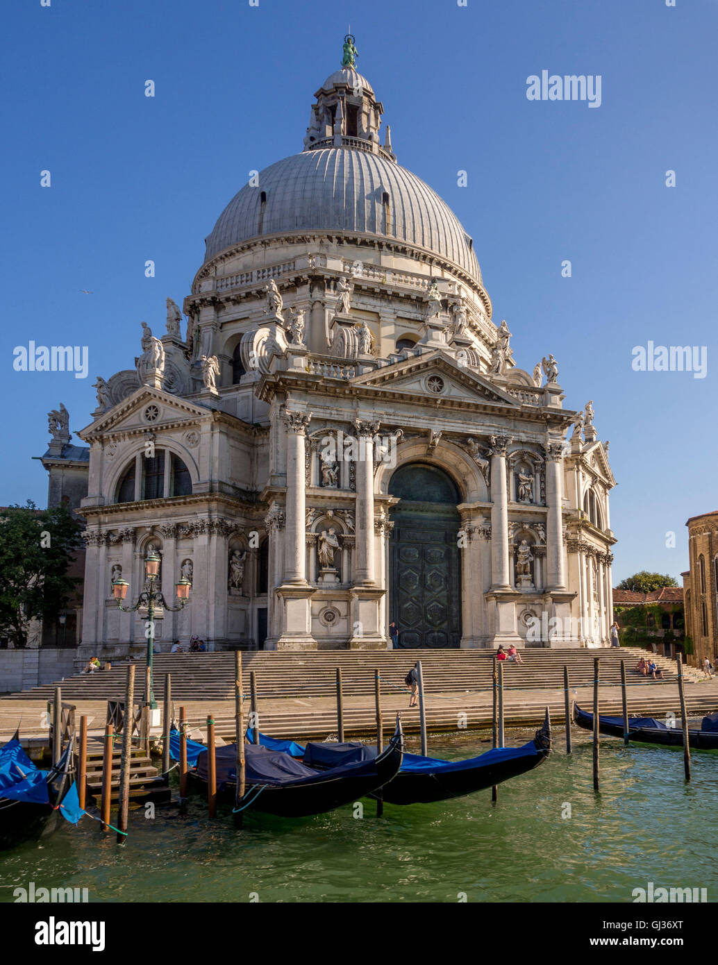 Festgemachten Gondeln außerhalb der Kanal gelegenen Kirche Santa Maria della Salute. Venedig Italien. Stockfoto