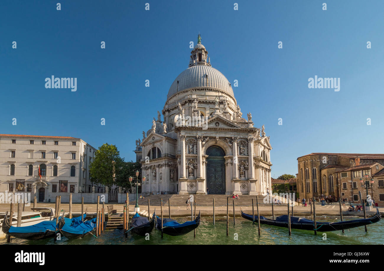 Festgemachten Gondeln außerhalb der Kanal-Seite-Kirche der Santa Maria della Salute. Venedig Italien. Stockfoto