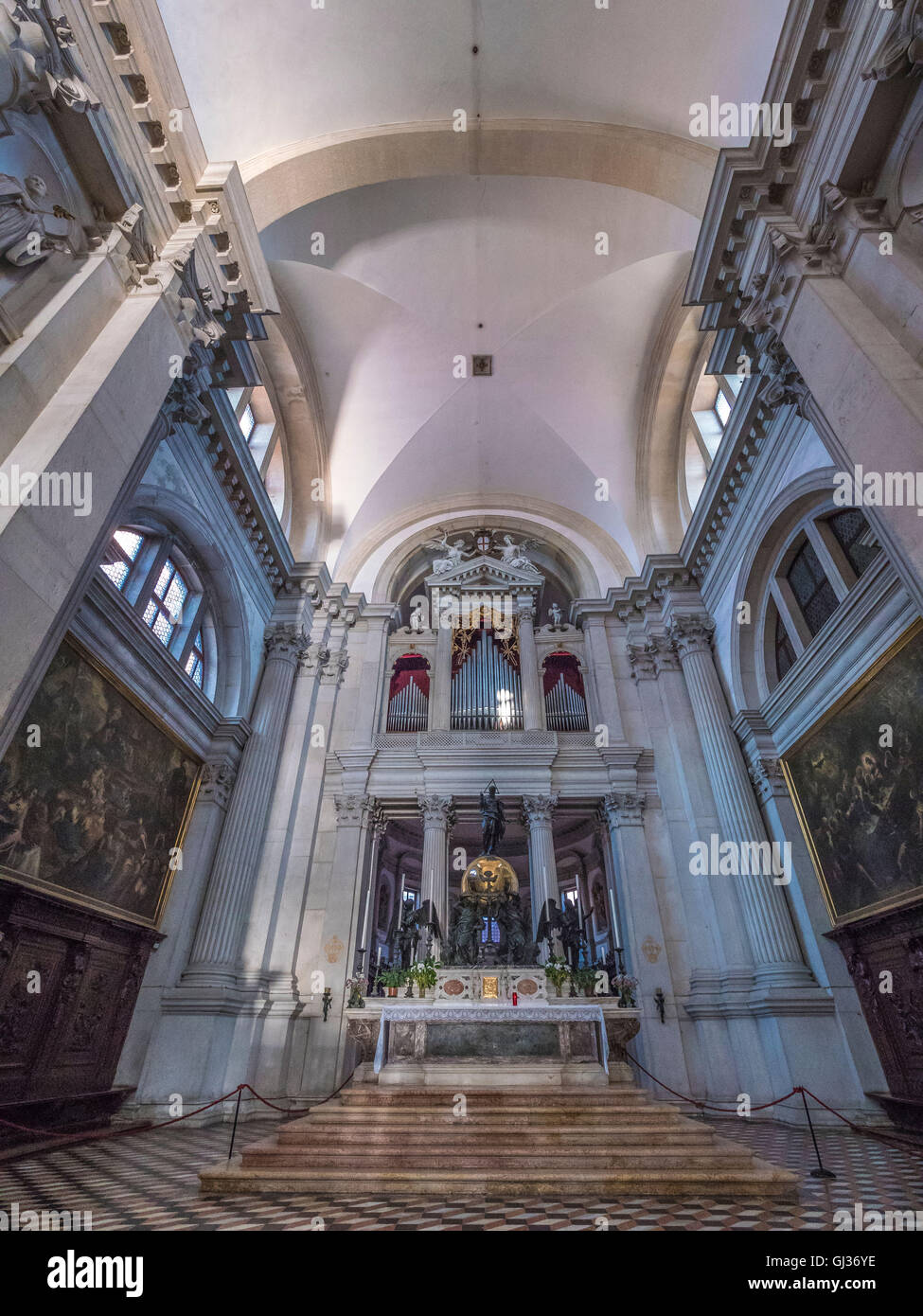 Breite des Innenraums von San Giorgio Maggiore mit Boden geschossen, Altar und weiße gewölbte Decke. Venedig, Italien. Stockfoto