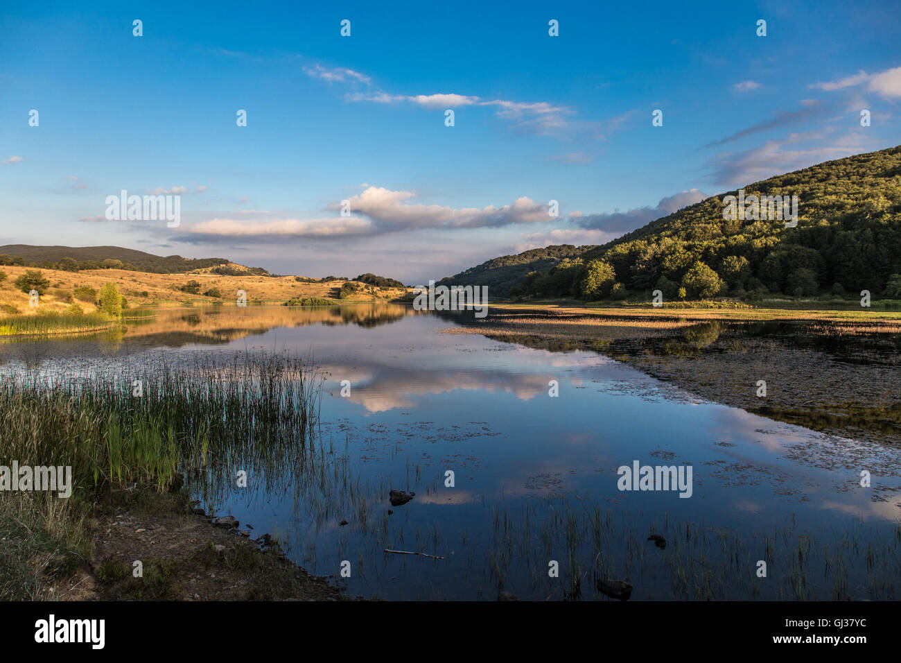 Landschaft des Biviere Sees mit Blick auf den Ätna, Nebrodi Gebirge, Messina, Sizilien Stockfoto