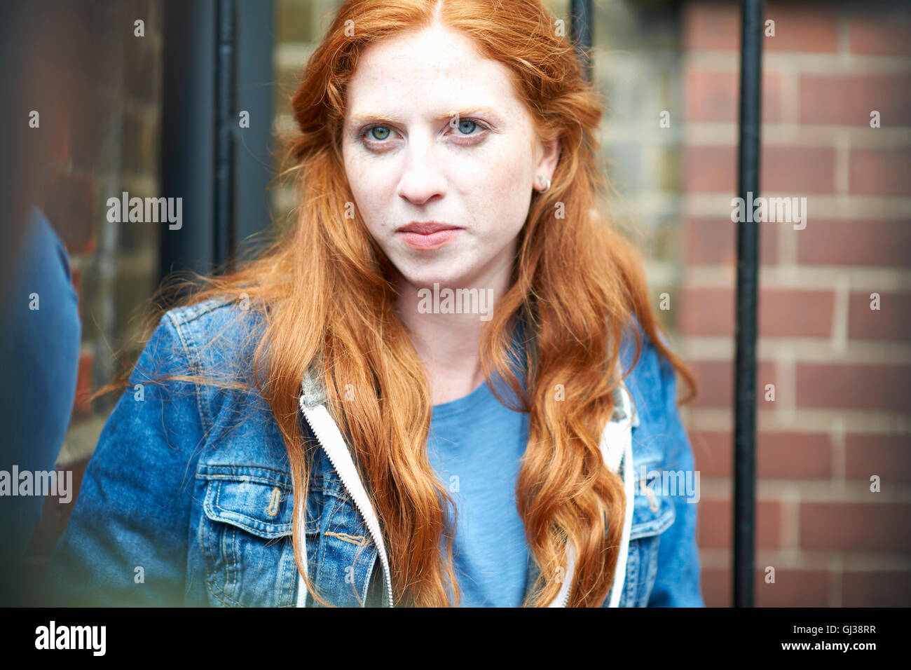 Junge weibliche College-Studenten auf dem campus Stockfoto