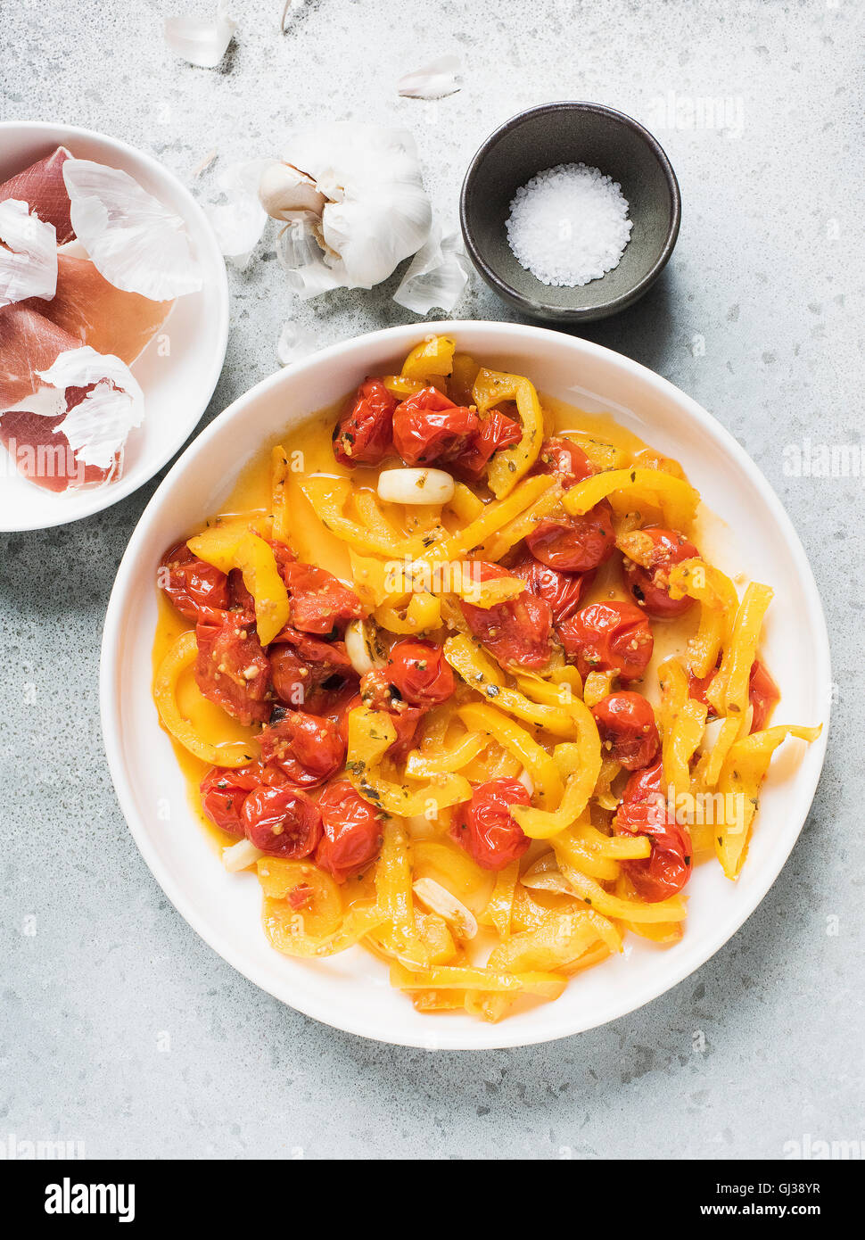 Pasta Tagliatelle mit Cherry-Tomaten-Sauce und Knoblauch auf weißen Teller Stockfoto