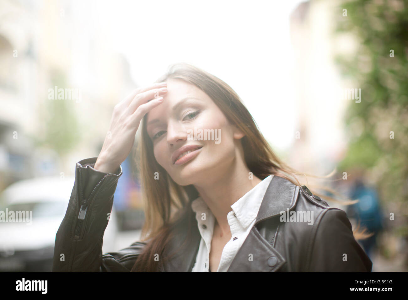 Portrait der schönen Frau mit langen braunen Haaren auf Stadtstraße Stockfoto