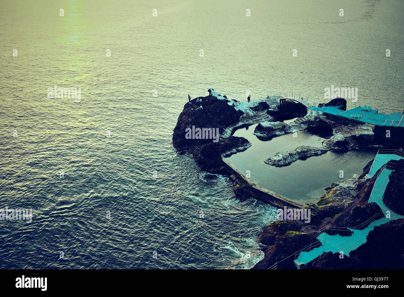 Erhöhten Blick auf felsigen Pier im Ozean, Madeira, Funchal, Portugal Stockfoto