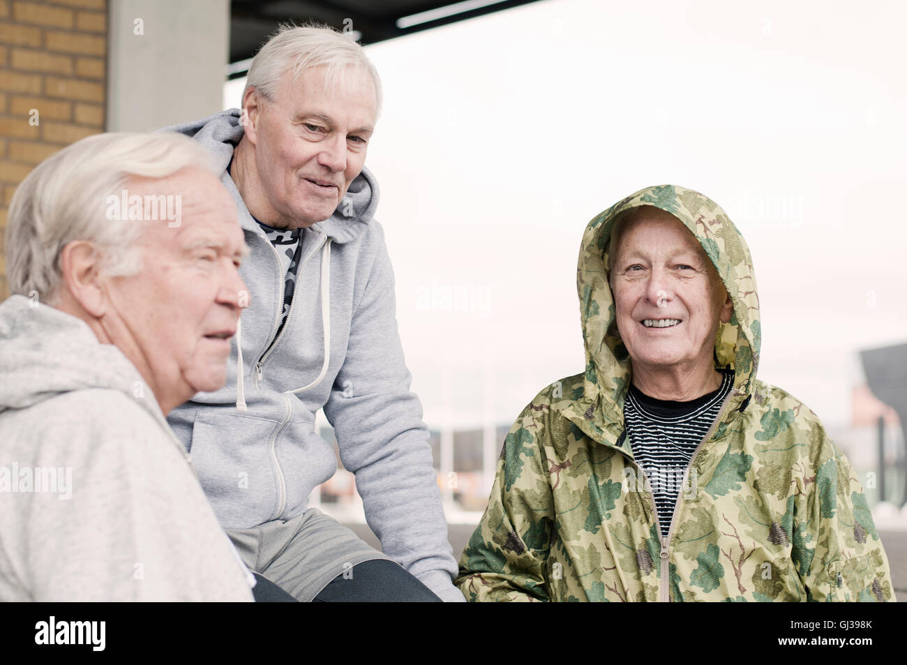 Senioren Freunde zusammensitzen Sportkleidung tragen Stockfoto