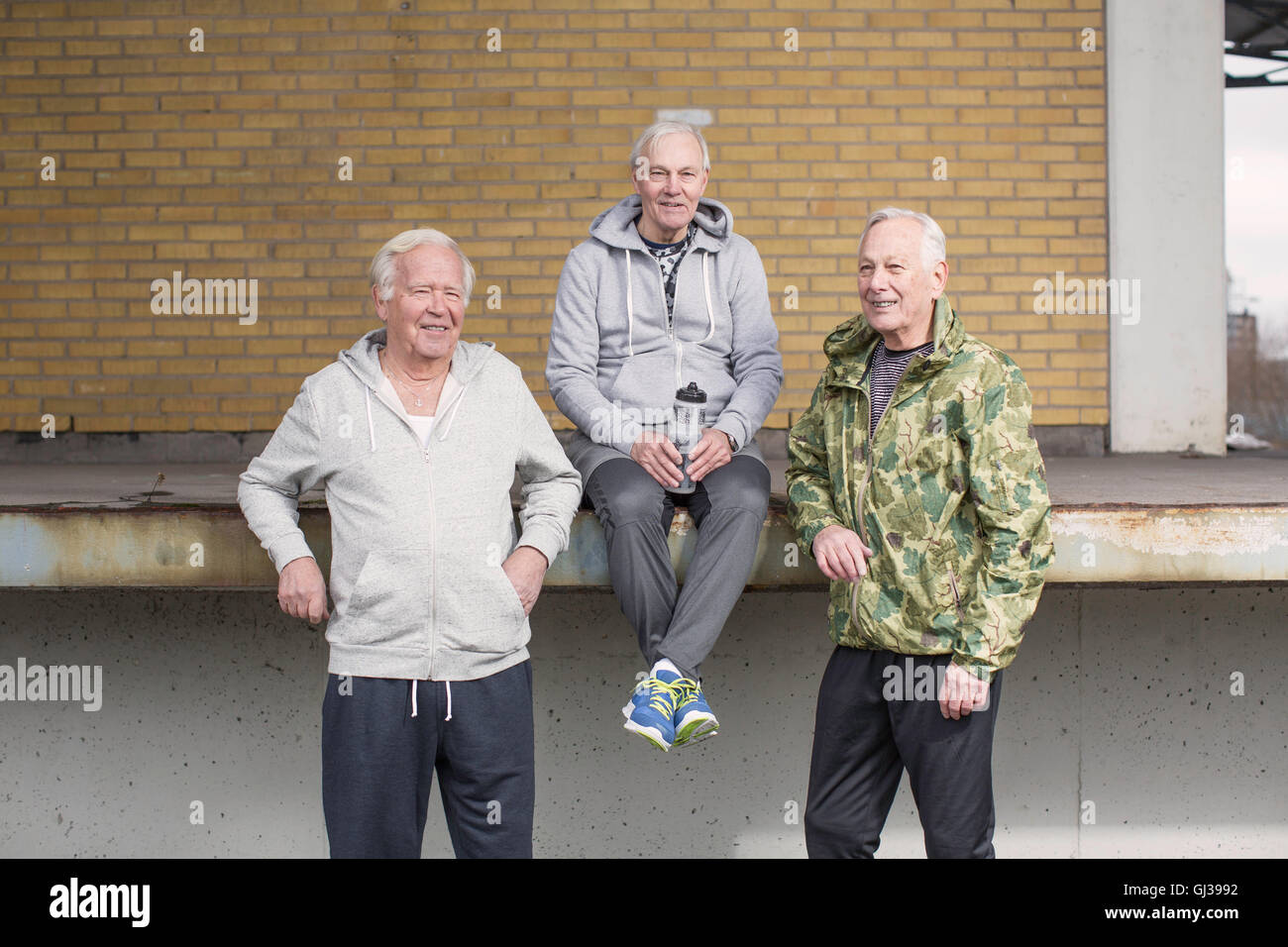 Senioren Freunde zusammensitzen Sportkleidung tragen Stockfoto